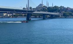 Tur teknesi köprünün ayağına çarptı, dengesini kaybeden personel suya düştü