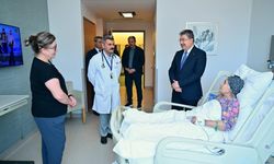 Vali Dr. Erdinç Yılmaz'dan şehit annesine hastanede ziyaret