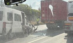 Eskişehir'de tıra arkadan çarpan minibüsün sürücüsü araçta sıkıştı
