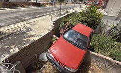 Eskişehir’de yağlı yol kazaya davetiye çıkardı: Araç bahçeye uçtu