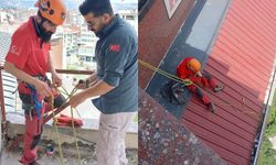 Dar alanda sıkışan kediyi DAK ekipleri kurtardı