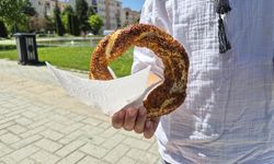 Eskişehir'de minik kardeşler simit satarak hayatı öğreniyor