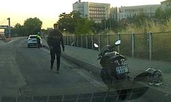 Motosikletten düşen kadın sürücü yaralandı