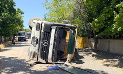 Eskişehir'de freni boşalan tır devrildi!