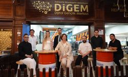 Ayşe Ünlüce, Dijital Gençlik Merkezi'nde gençlerle buluştu