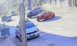 Eskişehir’de ara sokaktan çıkan otomobilin çarptığı araç yan yattı