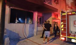 Önce ağabeyini bıçakla kovaladı, sonra evi ateşe verdi