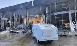 Market deposunda çıkan yangın geceyi aydınlattı, geriye demir yığınları kaldı