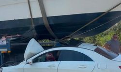 İzmir’de ilginç kaza: Otomobil, çekicinin taşıdığı teknenin altına girdi