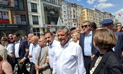 Özgür Özel, Eskişehir sokaklarında binlerce vatandaşla birlikte yürüyor