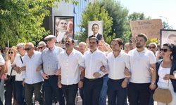 Eskişehir'de CHP'liler İl Seçim Kurulu'na yürüdü: Kabul edilmeyen anahtar kapıya asıldı