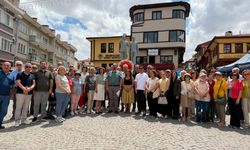 Eskişehir’de Lozan’ın 103. yılı dolayısıyla Atatürk Anıtı’na çelenk sunuldu