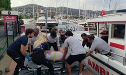 Tekneden düşen turist hastaneye kaldırıldı