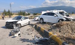 İki otomobil çarpıştı: 1’i ağır 7 yaralı