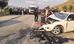İki otomobil çarpıştı: Ölü ve yaralılar var