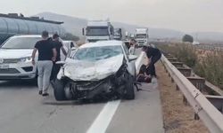Kontrolden çıkan otomobil tıra ve bariyerlere çarptı