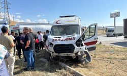 Ambulans ile cip çarpıştı: 5 yaralı