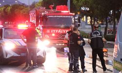Devrilen motosiklet sürücüsü otobüsün altında kaldı