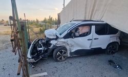 Kontrolden çıkan tır, hafif ticari aracın üzerine devrildi
