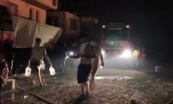 Alevleri söndürmek için kovalarla su taşıdılar