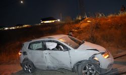 Lastiği patlayan otomobil takla attı: 2 yaralı