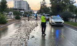 Patlayan su hattı yolu çökertti: Otomobil çukura düştü