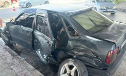 Kavşakta otomobil ile kamyonet çarpıştı: 1 yaralı