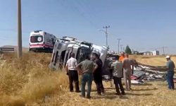 Kamyon yat yattı: Faciadan dönüldü