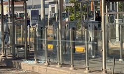 Eskişehir'de kontrolden çıkan motosiklet tramvay durağına daldı: 1 yaralı