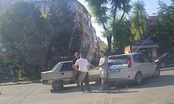 Eskişehir’de kavşakta çarpışan iki otomobilde maddi hasar oluştu