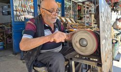 Eskişehir'de 82 yaşındaki Erhan amca, yıllardır gönlünü verdiği işi yapıyor
