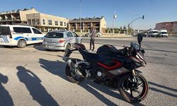 Kavşakta araç ve motosikletin karıştığı kazada 1 kişi yaralandı