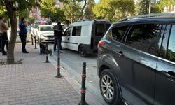 Husumetlisini sokak ortasında bıçaklayarak öldürdü: Saldırı anı kamerada