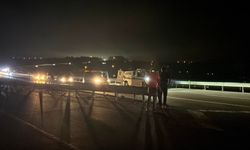 Bariyerlere çarpan motosikletli hayatını kaybetti