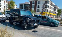 Eskişehir'de lüks ciple otomobil çarpıştı, kaza maddi hasarla atlatıldı