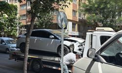 Eskişehir’de U dönüşü yapan otomobile karşı yönden gelen araç çarptı