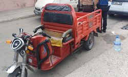 Hafif ticari araç elektrikli motosikletle çarpıştı: 5 yaralı