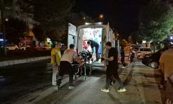 Refüj sulaması sebebiyle ıslanan yolda motosikleti devrilen kurye yaralandı