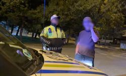 Eskişehir'de alkollü sürücüden şaşırtan hareket: Polis aracının direksiyonuna yöneldi