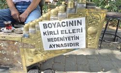Eskişehir’de ayakkabı boyacısından dikkat çeken mesaj: “Kirli eller medeniyetin aynasıdır”