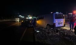 Afyonkarahisar'da kamyonet ile otomobil çarpıştı: 11 yaralı