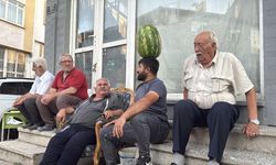 Kafasında 40 kilo karpuz taşıyor! Eskişehirli kalıp ustasının sıra dışı yeteneği