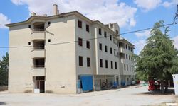 Terk edilen Günyüzü'ndeki eski belediye binası çocuklar için adeta tuzak