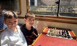 Porsuk Çayı'nda tekne turunda hamle yarışı: Minikler su üstünde satranç oynadı