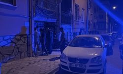 Eskişehir’de apartman dairesine baskın: Uyuşturucu hap dolu kolileri çalıp kaçtılar