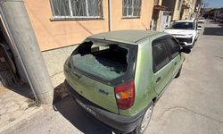 Eskişehir’de elektrik direğinden kopan izolatör otomobilin camını paramparça etti