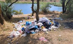 Eskişehir’den balık tutmaya gittiler: Gölet kıyısındaki çöpleri görünce temizlediler