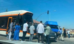 Eskişehir’de tramvay ile hafif ticari araç çarpıştı: Seferler aksadı