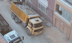 Eskişehir'de yol çöktü: Kamyon çukura düştü