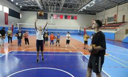 İşitme engelli Koç Fikret Sözen, parkenin yıldızlarını yetiştiriyor